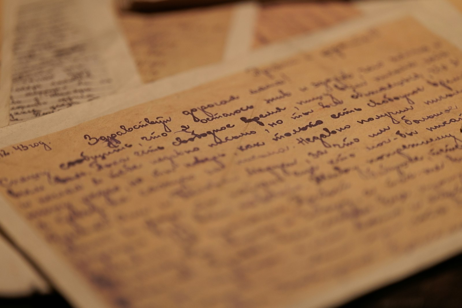Des notes manuscrites à l'encre bleue sur du papier vieilli.