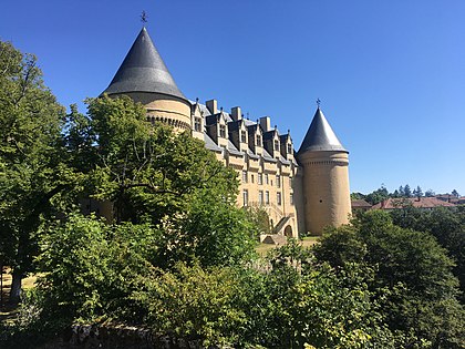 Une vue du château de Rochechouart et de ses allées.